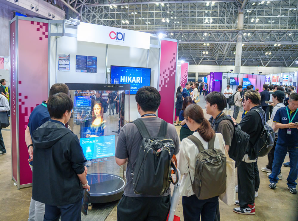 AWS Summit Japan会場で、多くの来場者に囲まれるHIKARI体験機